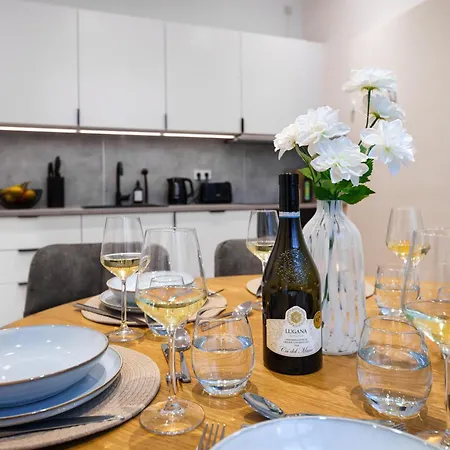 Apartament Luxurioeses 3-Zimmer-Apt I Terrasse I Familienfreundlich I Kueche I Netflix I Kostenloser Parkplatz I 125 M2