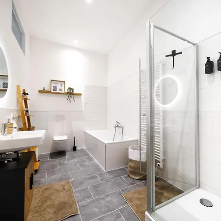 Luxurioeses 3-zimmer-apt I Terrasse I Familienfreundlich I Kueche I Netflix I Kostenloser Parkplatz I 125 M2