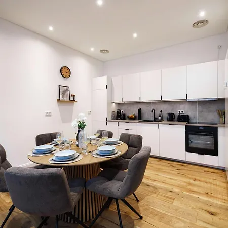 Luxurioeses 3-zimmer-apt I Terrasse I Familienfreundlich I Kueche I Netflix I Kostenloser Parkplatz I 125 M2 *